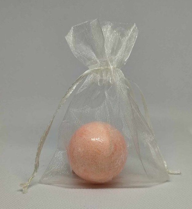 1 bombe de bain 45g parfum pêche dans un sachet organza