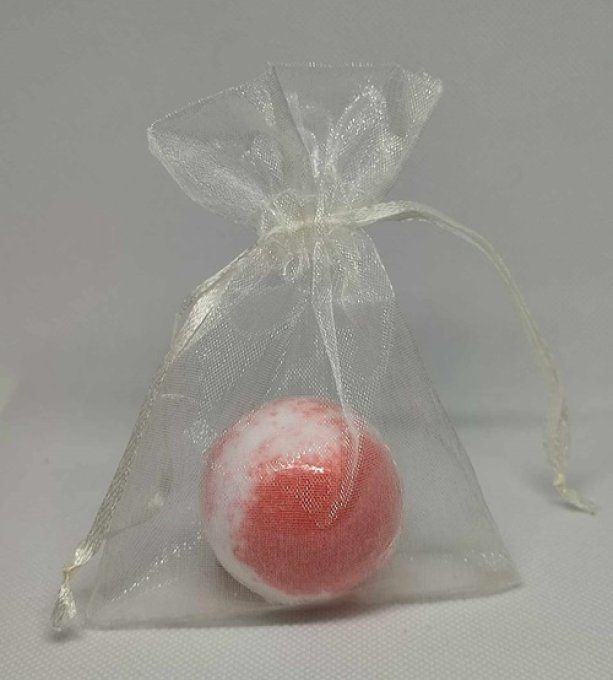 1 bombe de bain 45g parfum rose dans un sachet organza