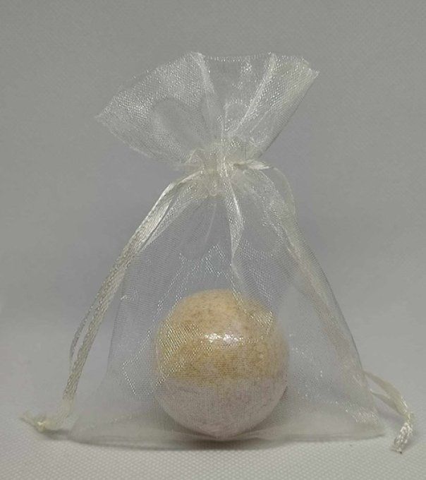 1 bombe de bain 45g parfum vanille dans un sachet organza